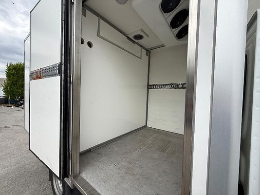 Vehicle image 8 / 19