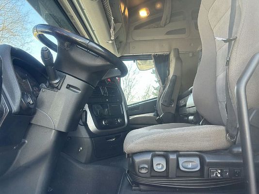 Vehicle image 9 / 13