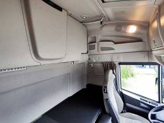 Vehicle image 8 / 16