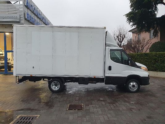 Vehicle image 3 / 9