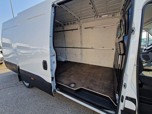 Vehicle image 6 / 9