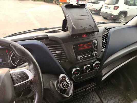 Vehicle image 9 / 15