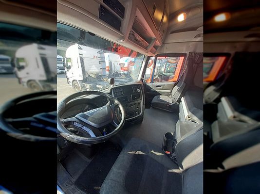 Vehicle image 2 / 4
