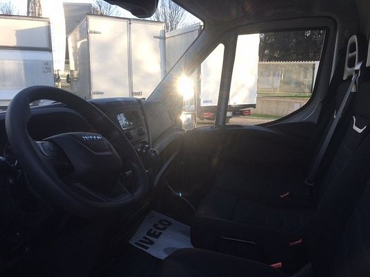 Vehicle image 9 / 10