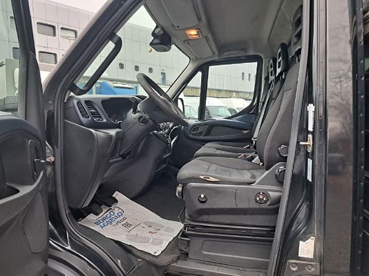Vehicle image 13 / 16