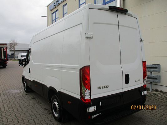Vehicle image 4 / 5