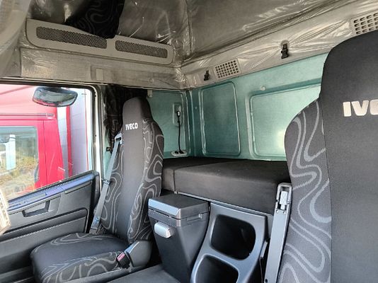 Vehicle image 13 / 17