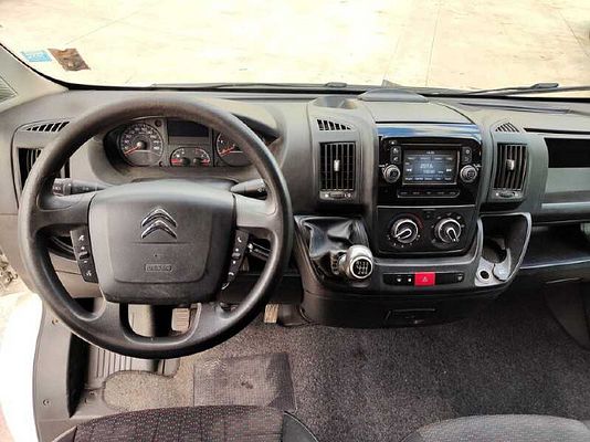 Vehicle image 7 / 12
