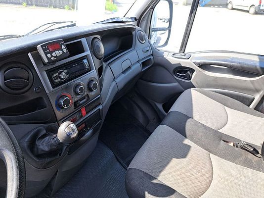 Vehicle image 16 / 19