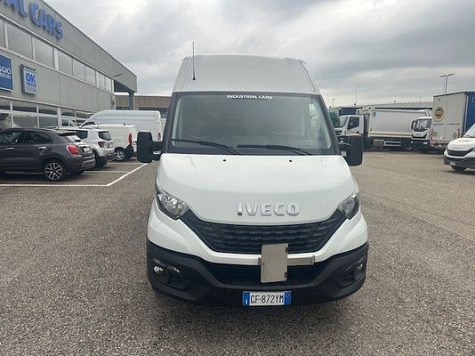 Vehicle image 2 / 19