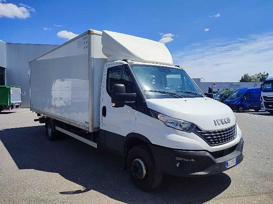 Vehicle image 2 / 13