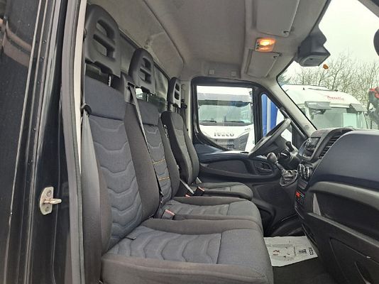 Vehicle image 4 / 16