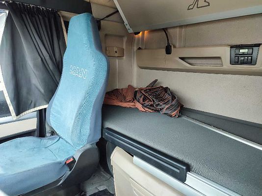 Vehicle image 8 / 10