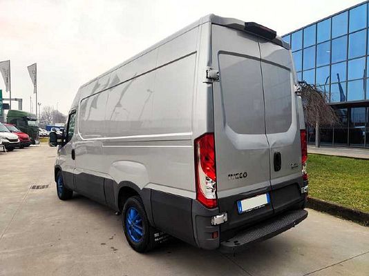 Vehicle image 4 / 9