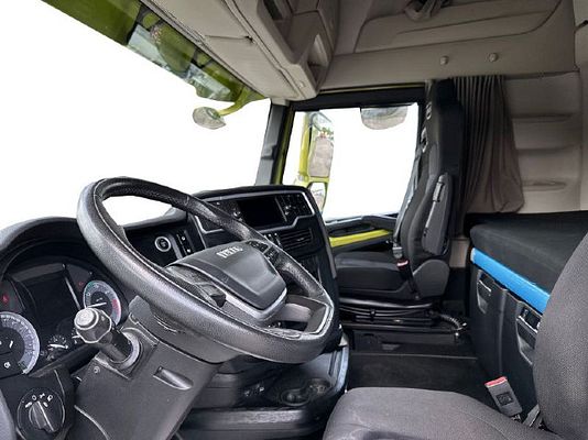 Vehicle image 8 / 15