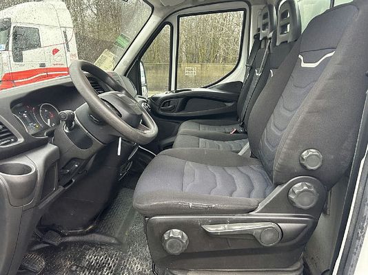 Vehicle image 11 / 15