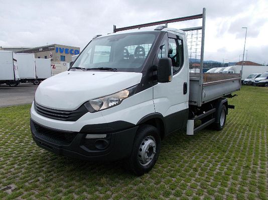 Vehicle image 1 / 13