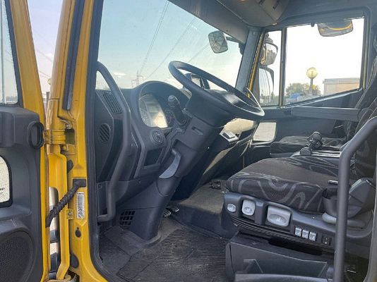 Vehicle image 13 / 19