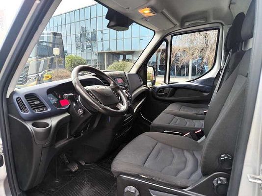 Vehicle image 6 / 9