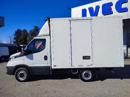 Vehicle image 2 / 12