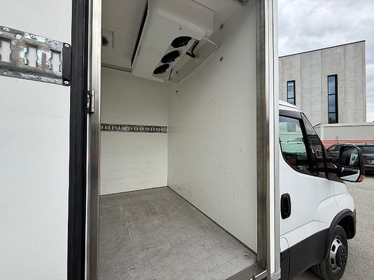 Vehicle image 11 / 19