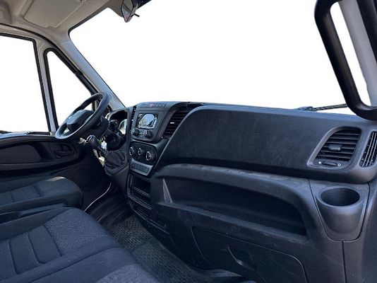 Vehicle image 3 / 17