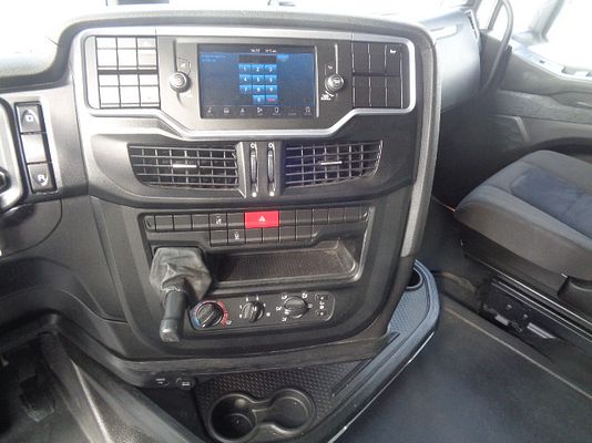 Vehicle image 10 / 15