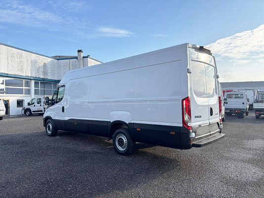 Vehicle image 8 / 12