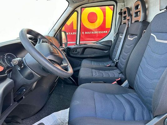 Vehicle image 6 / 9