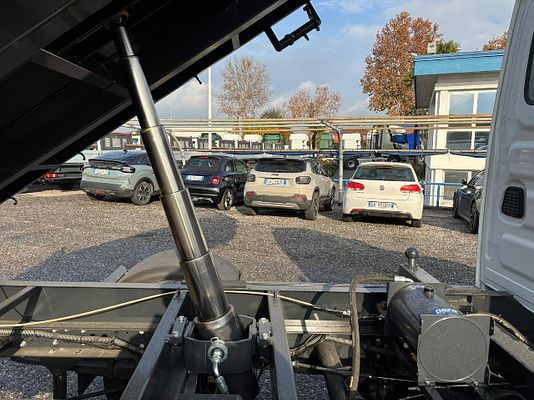 Vehicle image 7 / 13