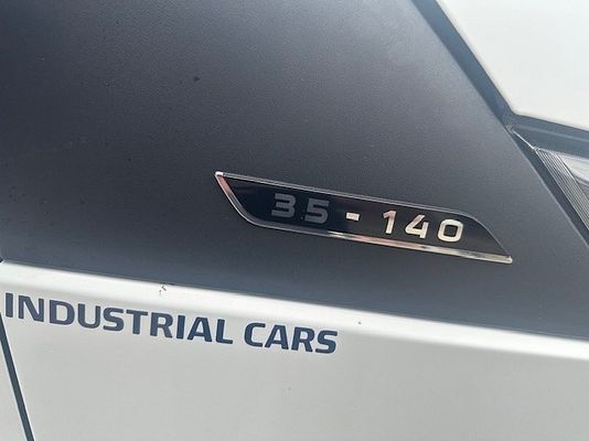 Vehicle image 13 / 19