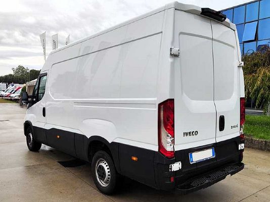 Vehicle image 4 / 9