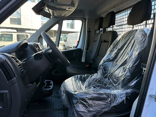 Vehicle image 8 / 13