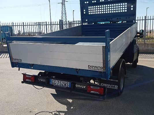 Vehicle image 4 / 7