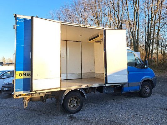 Vehicle image 6 / 16