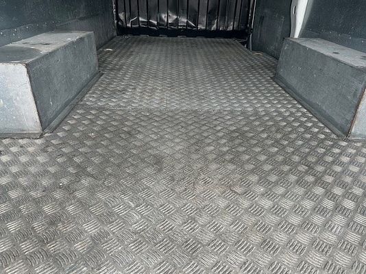 Vehicle image 9 / 19