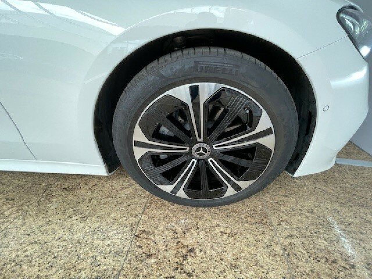 Mercedes-Benz E-Klasse – Bild 8