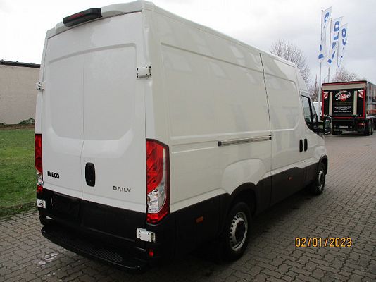 Vehicle image 3 / 5