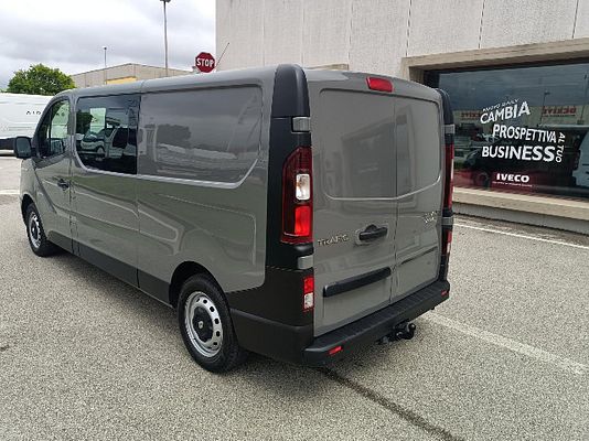 Vehicle image 8 / 12