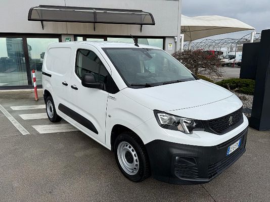 Vehicle image 2 / 14