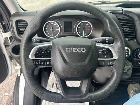 Vehicle image 12 / 13