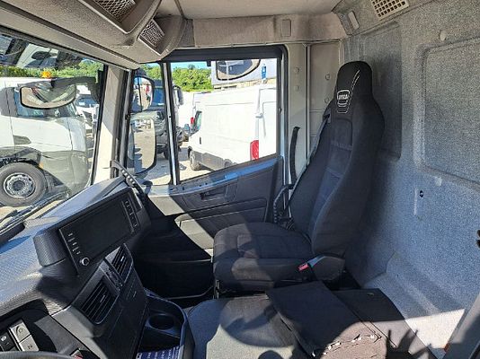 Vehicle image 12 / 16