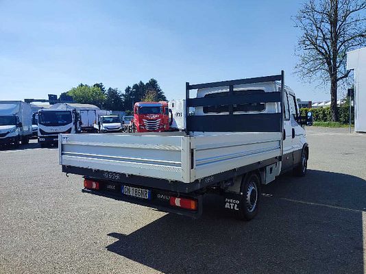 Vehicle image 4 / 9