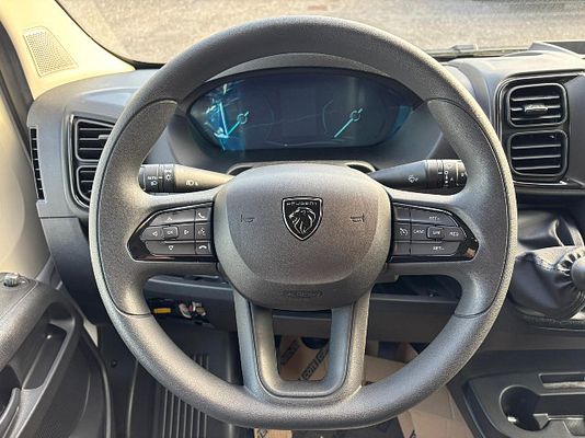 Vehicle image 9 / 13