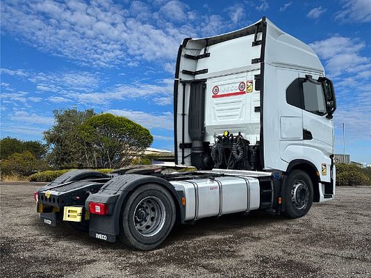 Vehicle image 5 / 16