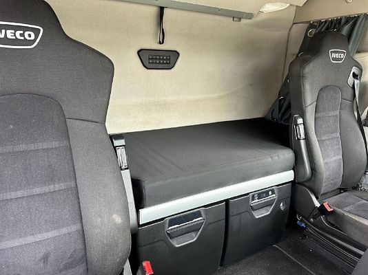 Vehicle image 4 / 16