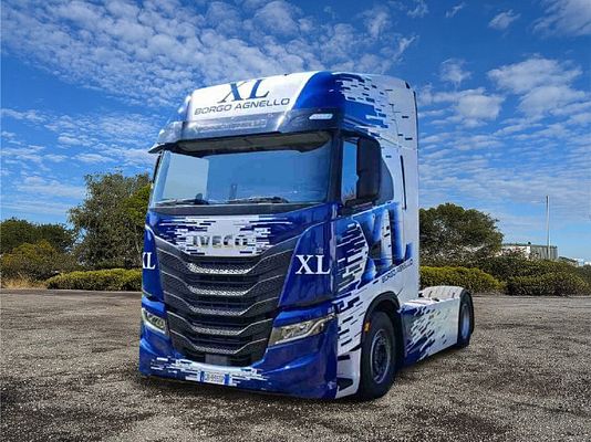 Vehicle image 1 / 17