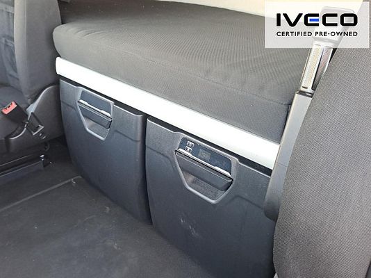 Vehicle image 8 / 13