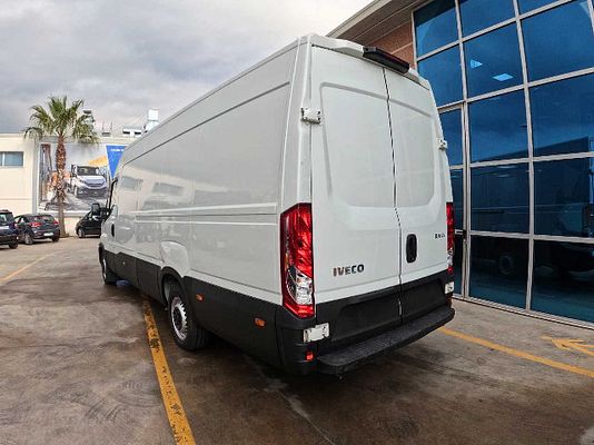 Vehicle image 4 / 6