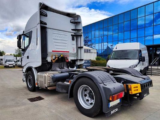 Vehicle image 4 / 12